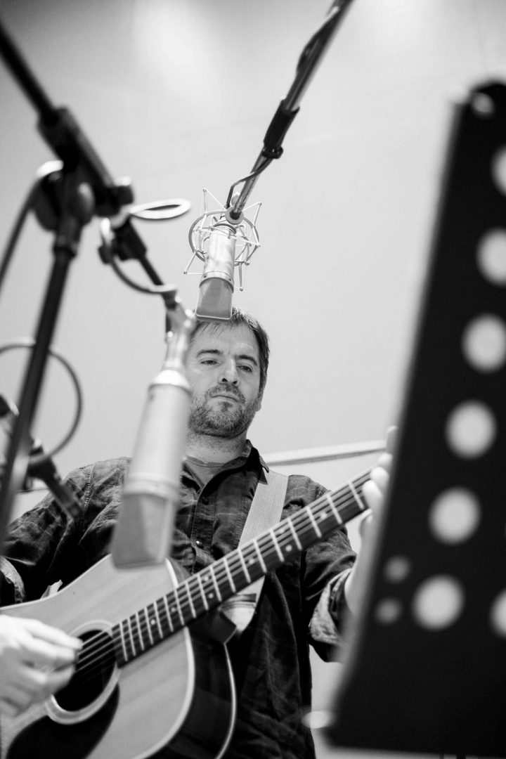 Mikel  Urdangarin  ‘Margolaria’  Lagin  akustikoa  +  disko  sinaketa.